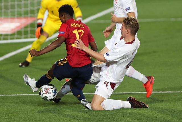 字母哥37分萨格斯32+9 雄鹿险胜魔术晋级四强