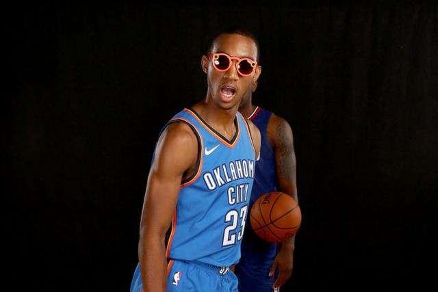 杨鸣谈新老交替：人才引进方面不如发达地区